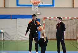 3 basketteurs professionnels aux côtés des jeunes Sarthois