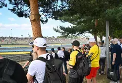 Spectateurs autour du circuit des 24 Heures