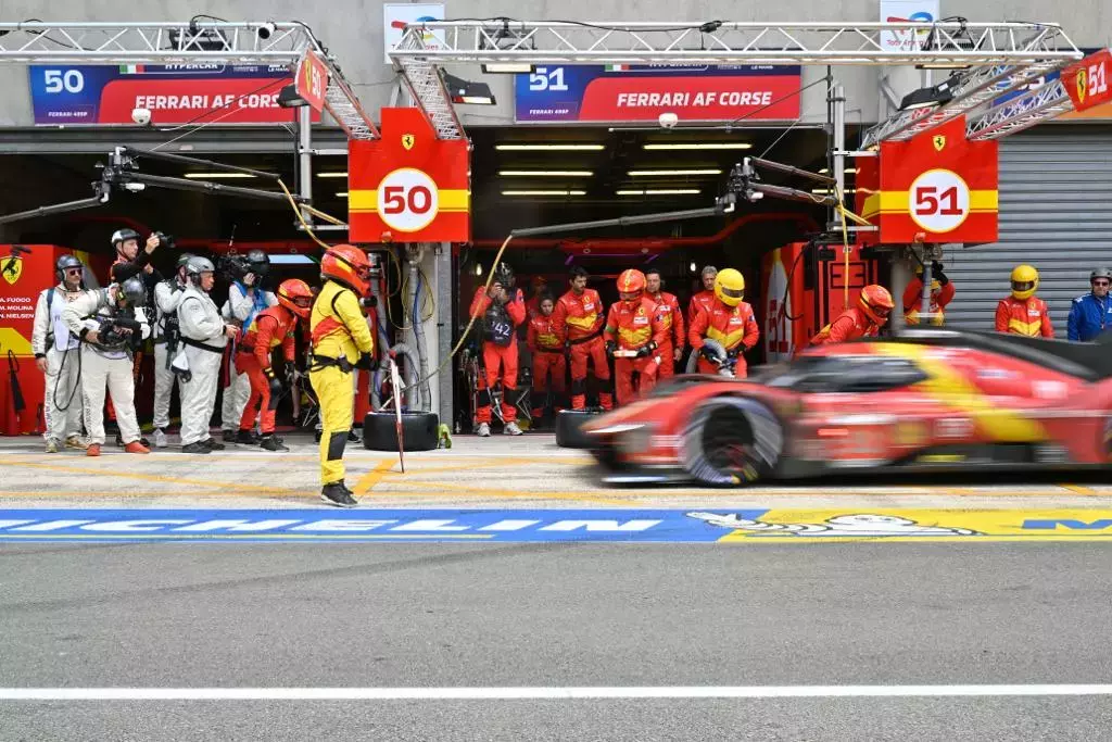Ferrari au stand peu avant la course