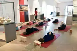 Séance de méditation au musée