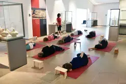 Séance de méditation au musée