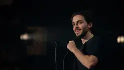 Entre les deux