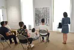 Séance de méditation dans la galerie égyptienne