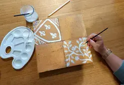 Atelier jeune public : décoration de carreaux médiévaux (dès 7 ans)
