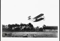 Flyer au-dessus des tribunes, 8 août 1908. Premier vol public au monde...