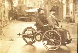 Léon et Camille Bollée sur une voiturette 1896, aux ateliers de Camill...
