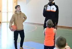 3 basketteurs professionnels aux côtés des jeunes Sarthois