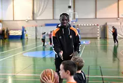 3 basketteurs professionnels aux côtés des jeunes Sarthois