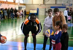 3 basketteurs professionnels aux côtés des jeunes Sarthois