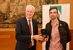 Remise de médaille à Nicolas Bazire