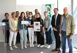 Remise du 1er prix au collège Bérengère de Navarre, Le Mans, pour l’article « Tout le monde est employable, telle est la devise d’Envie Maine ».