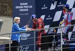 Véronique Rivron a remis le deuxième prix Moto GP à Jack Miller et a félicité le gagnant Enea Bastianini.