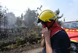 Les pompiers luttent contre les flammes à Téloché