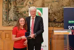 La remise de la médaille à Candy Brillère-Vétillard