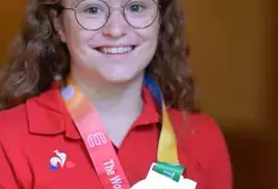 La remise de la médaille à Candy Brillère-Vétillard