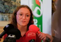 La remise de la médaille à Candy Brillère-Vétillard