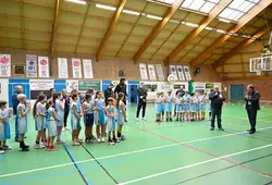 3 joueurs de l'équipe du MSB entraînent des jeunes basketteurs à Ruaudin