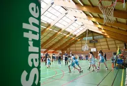 3 joueurs de l'équipe du MSB entraînent des jeunes basketteurs à Ruaudin