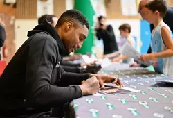 3 joueurs de l'équipe du MSB entraînent des jeunes basketteurs à Ruaudin