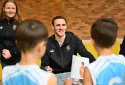 3 joueurs de l'équipe du MSB entraînent des jeunes basketteurs à Ruaudin