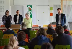 La distribution aux collégiens de Simone Veil à Sablé-sur-Sarthe