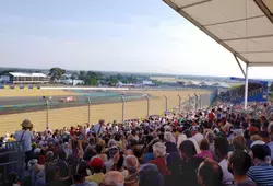 Spectateurs autour du circuit des 24 Heures