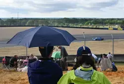 Spectateurs autour du circuit des 24 Heures