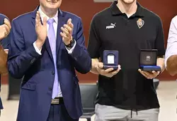Terry Tarpey reçoit la médaille d'or du Département