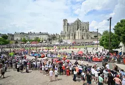 La parade des 24 heures du mans en centre-ville