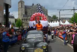 La parade des 24 heures du mans en centre-ville