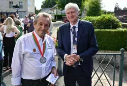 Les pilotes Jacky Ickx et Derek Bell, nommés citoyens d'honneur à La-Chartre-sur-le-Loir. 