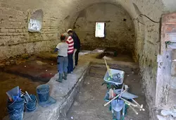 Fouilles du cellier à l'abbaye royale de l'Épau