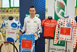 Nicolas Edet remet ses maillots au Musée du Vélo !