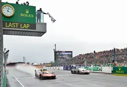 La Ferrari passe la ligne d'arrivée