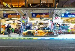 pitlane de nuit aux 24 heures