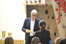 Distribution au Collège Saint-Michel à Loué
