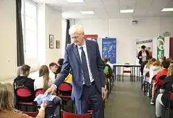 Chèques collèges et dictionnaires : le Département accompagne les collégiens