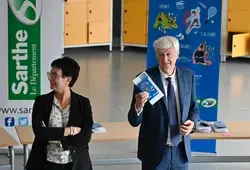 Chèques collèges et dictionnaires : le Département accompagne les collégiens