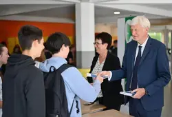 Chèques collèges et dictionnaires : le Département accompagne les collégiens
