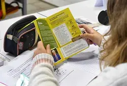  Distribution au College Jacques Pelletier à Changé