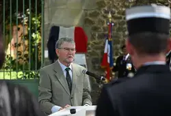 Une plaque pour se souvenir des déportés de la prison des Archives