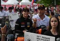 Les pilotes défilent dans les rues du Mans à l'occasion de la grande parade