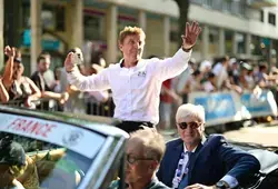 Les pilotes défilent dans les rues du Mans à l'occasion de la grande parade