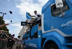 Les pilotes défilent dans les rues du Mans à l'occasion de la grande parade