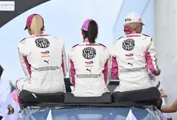 Les pilotes défilent dans les rues du Mans à l'occasion de la grande parade