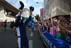 Les pilotes défilent dans les rues du Mans à l'occasion de la grande parade