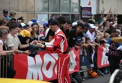 Les pilotes défilent dans les rues du Mans à l'occasion de la grande parade