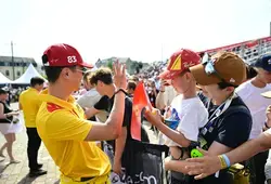 Les pilotes défilent dans les rues du Mans à l'occasion de la grande parade