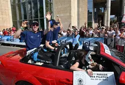 Les pilotes défilent dans les rues du Mans à l'occasion de la grande parade