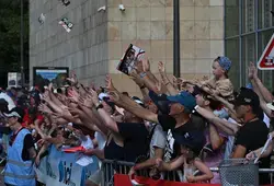 Les pilotes défilent dans les rues du Mans à l'occasion de la grande parade